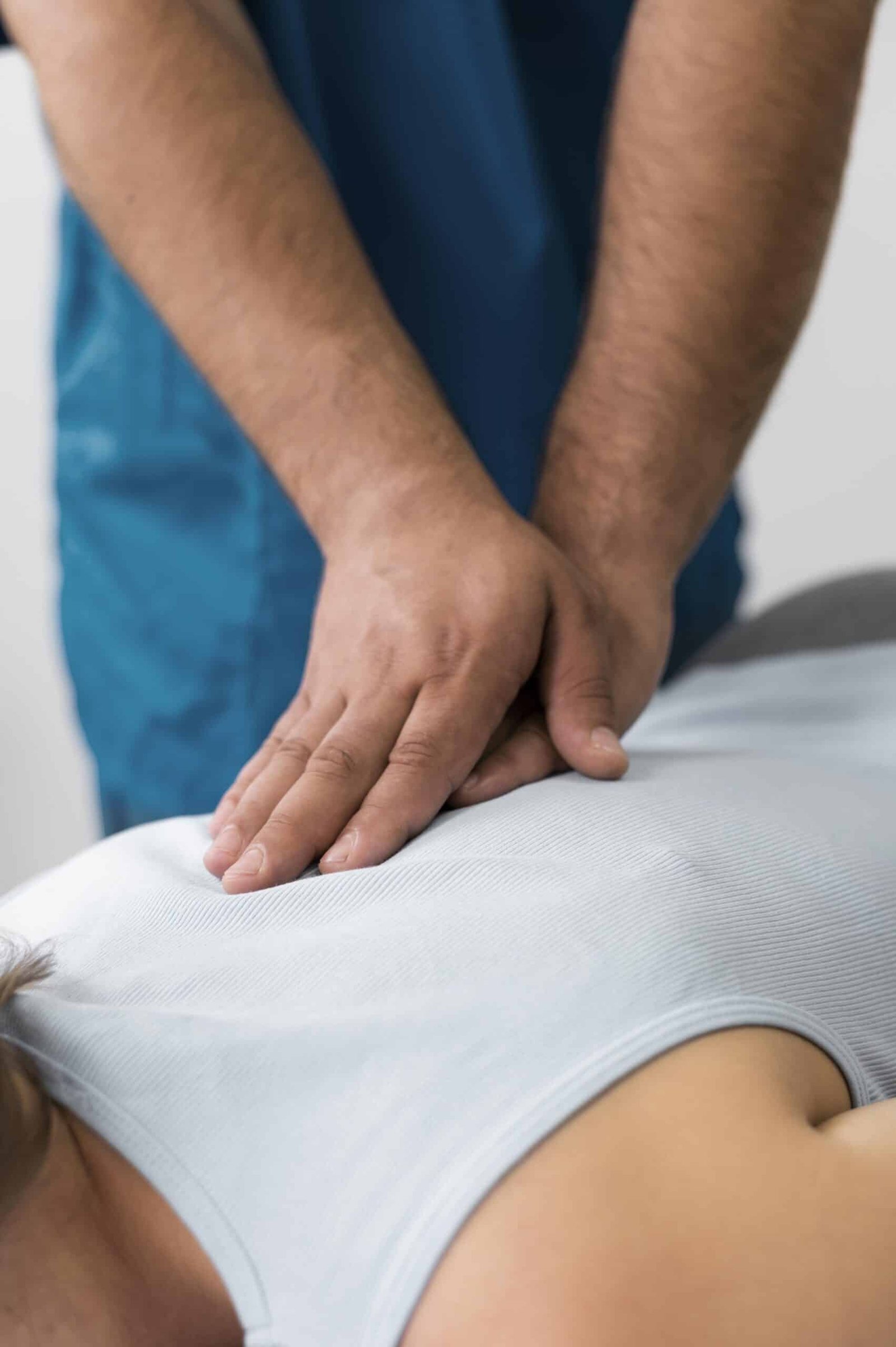 Patoient De Osteopatia Recibiendo Masaje De Tratamiento