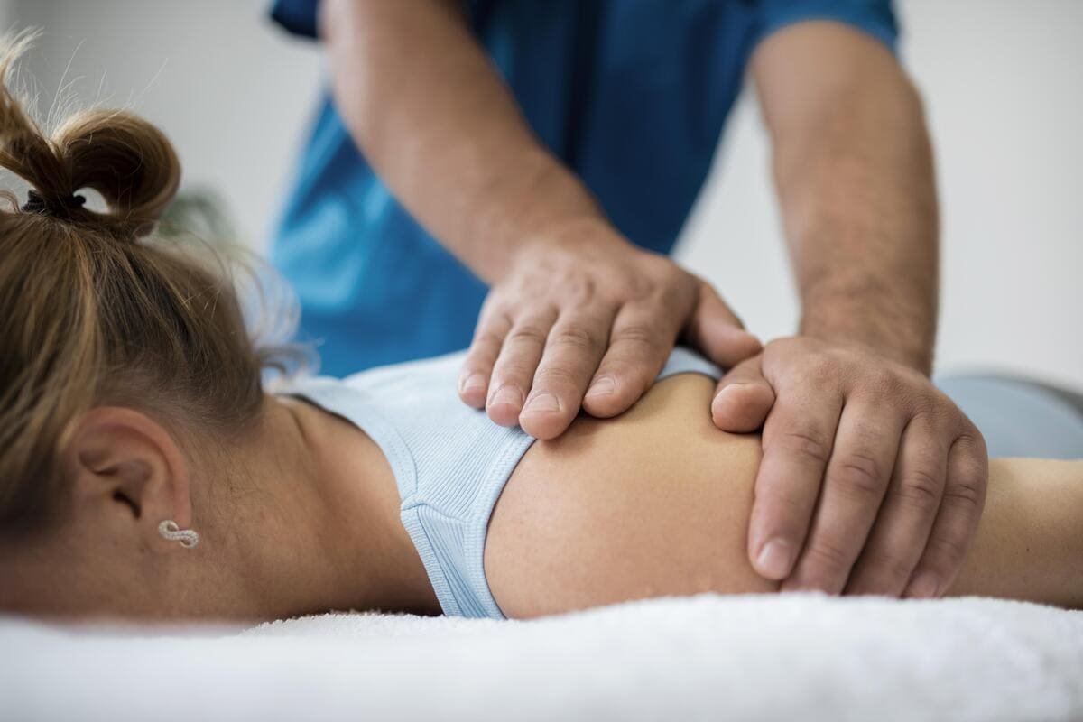 Patoient De Osteopatia Recibiendo Masaje De Tratamiento(1)(1)(1)